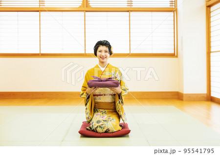 手土産を持つ着物姿の女性 手土産を持つ着物姿の女性 95541795