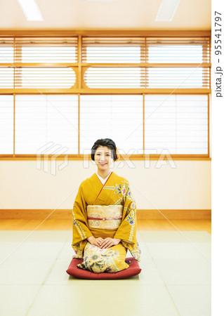 和室で座る着物姿の女性 和室で座る着物姿の女性 95541797