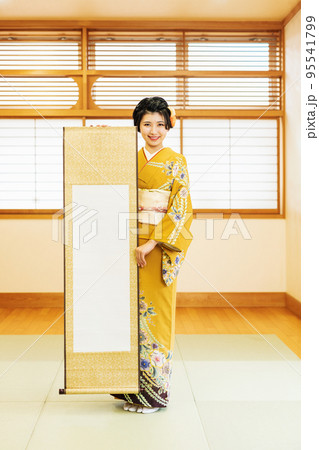掛け軸を持つ着物姿の女性 95541799