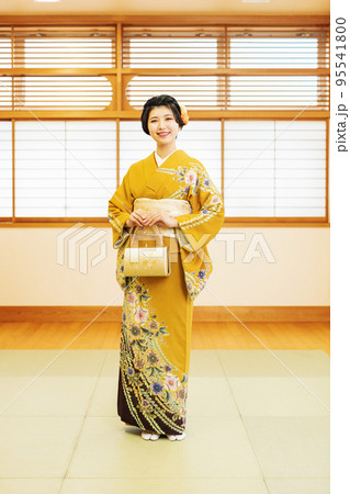 和室で立つ着物姿の女性 95541800
