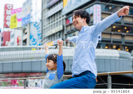 大阪道頓堀の観光をする親子 95541804
