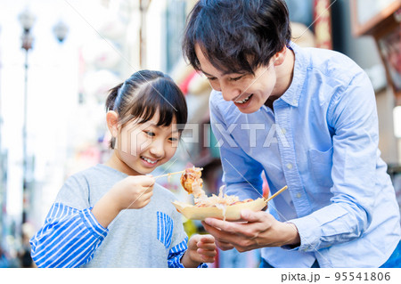 大阪道頓堀の観光でたこ焼きを食べる親子 95541806