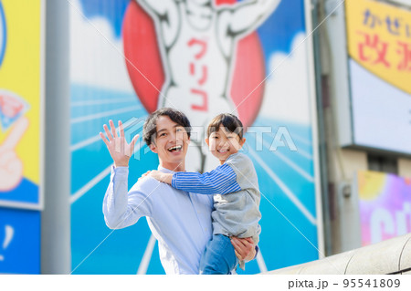 大阪道頓堀の観光をする親子 大阪道頓堀の観光をする親子 95541809