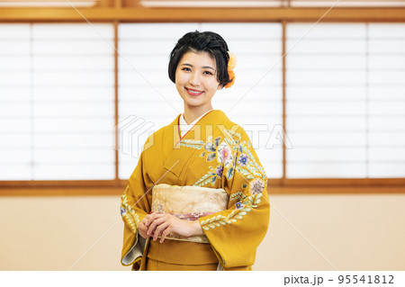 着物を着たの若い女性のポートレート 95541812