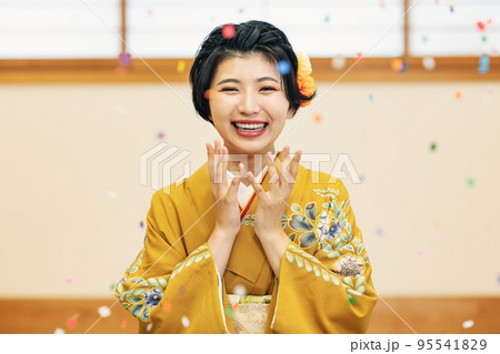 祝福される着物姿の女性 祝福される着物姿の女性 95541829