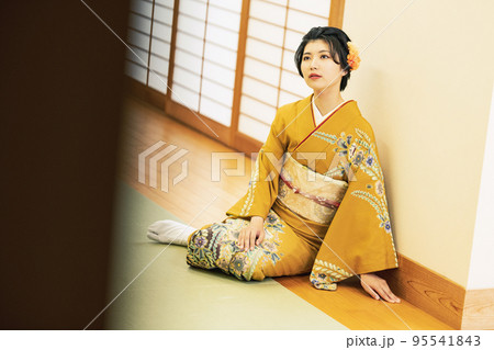 和室で佇む着物姿の女性 95541843