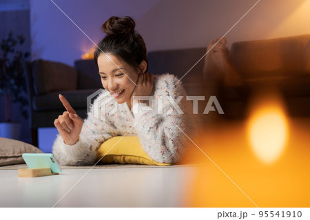 自宅でくつろぐ女性　夜 95541910