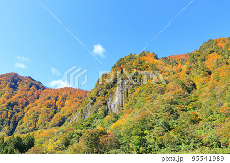 錦秋の秋山郷　布岩 95541989