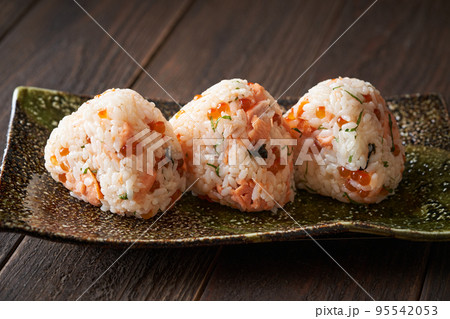 鮭といくらのおにぎり 鮭といくらのおにぎり 95542053