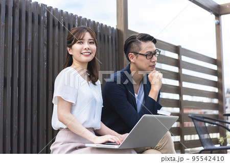 取材する女性コピーライター 取材する女性コピーライター 95542410