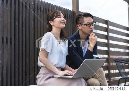 取材する女性コピーライター 95542411