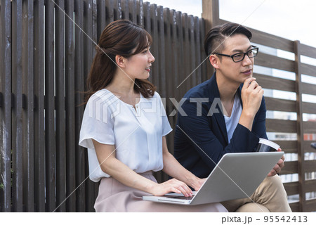 取材する女性コピーライター 95542413