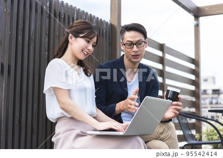 取材する女性コピーライター 95542414