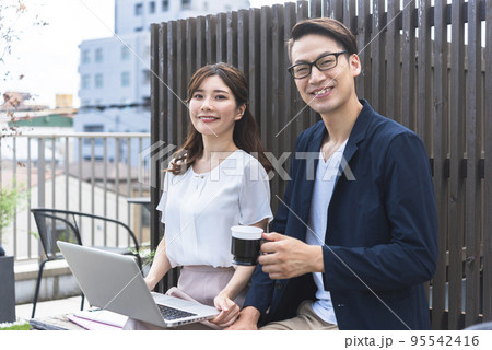 取材する女性コピーライター 95542416