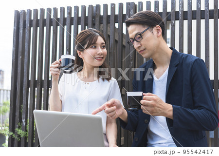 取材する女性コピーライター 95542417