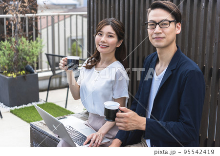 取材する女性コピーライター 95542419