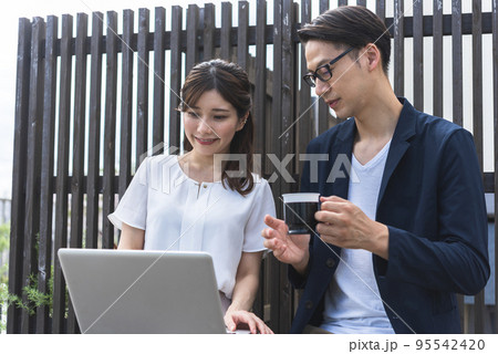 取材する女性コピーライター 95542420