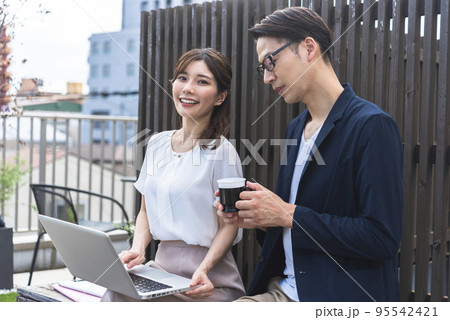 取材する女性コピーライター 95542421