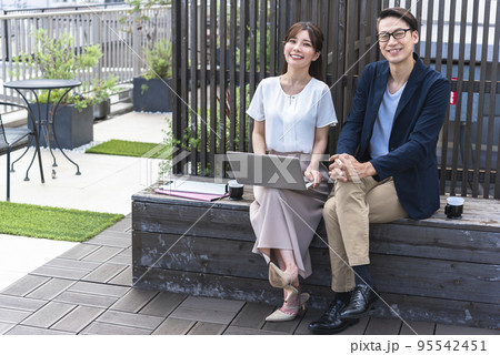 取材する女性コピーライター 95542451