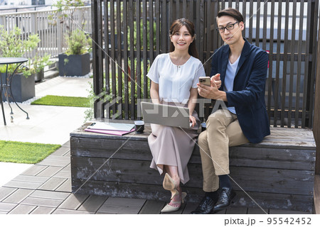 取材する女性コピーライター 95542452