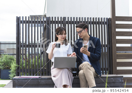 取材する女性コピーライター 95542454