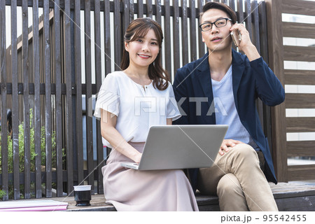 取材する女性コピーライター 95542455