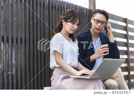 取材する女性コピーライター 95542457