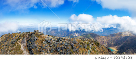 日光白根山から見える紅葉した山の風景 日光白根山から見える紅葉した山の風景 95543558