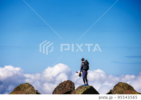 青空と雲と石だらけの登山道 95543565