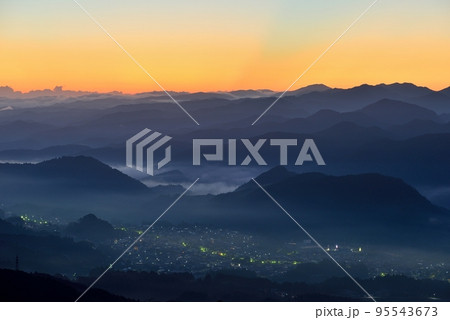 鳥見山からの宇陀盆地の雲海 鳥見山からの宇陀盆地の雲海 95543673