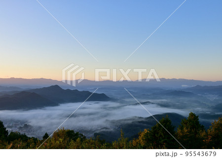 鳥見山からの宇陀盆地の雲海 鳥見山からの宇陀盆地の雲海 95543679