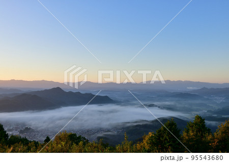 鳥見山からの宇陀盆地の雲海 鳥見山からの宇陀盆地の雲海 95543680