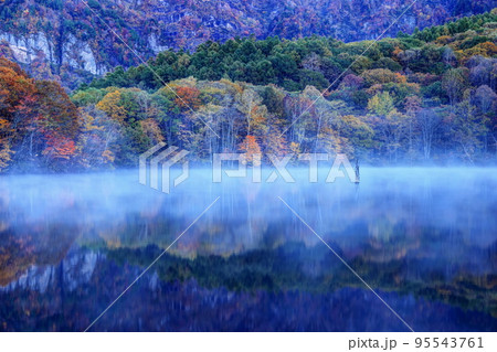 秋の鏡池 95543761