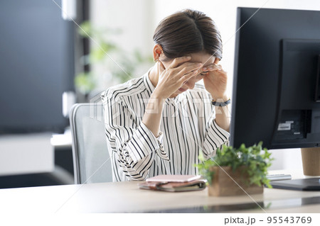 仕事中に頭痛が辛い女性 95543769