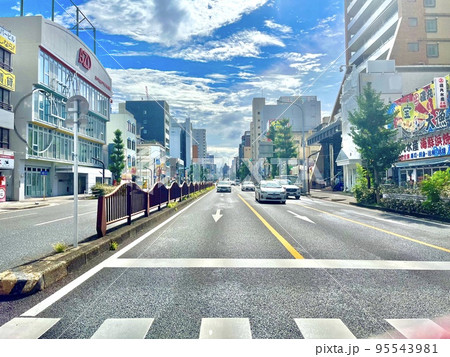 日本の道路とビル街 95543981
