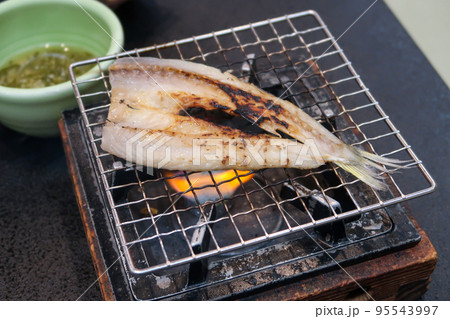 日本の旅館の朝食の焼魚 日本の旅館の朝食の焼魚 95543997