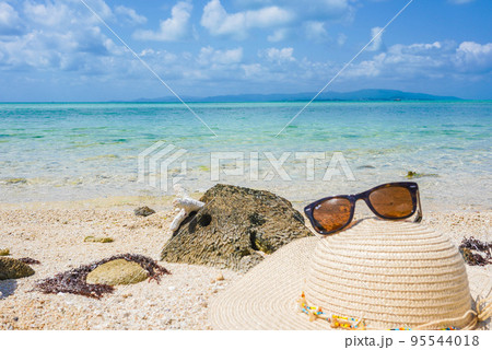 石垣島の海と麦わら帽子 95544018