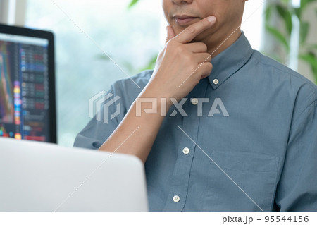 自宅で株のトレードをするミドル男性 自宅で株のトレードをするミドル男性 95544156