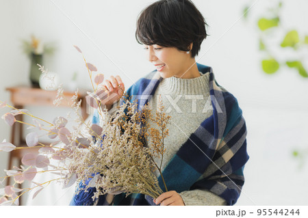 冬のリビング　女性　ビューティ　　　 95544244