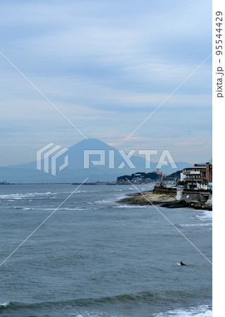 稲村ヶ崎海岸から富士山と江の島の風景 稲村ヶ崎海岸から富士山と江の島の風景 95544429