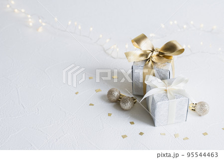 クリスマスプレゼント　白背景素材 95544463