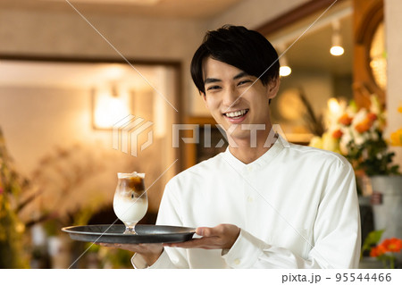 カフェで働く爽やかな男性 95544466