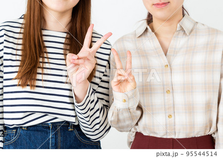 ピースサインをする若い女性の大学生二人 95544514