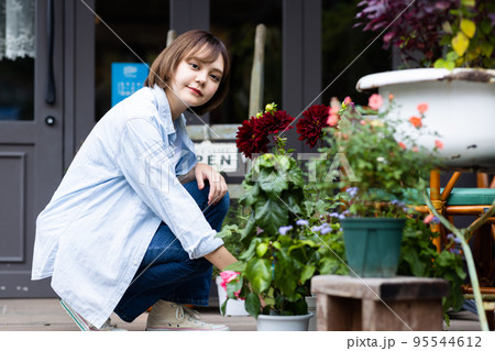 花屋で働く明るい女性 95544612