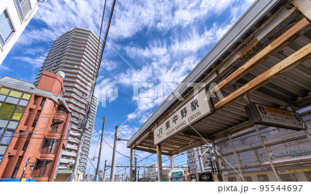 日本の東京都市景観 東中野駅やタワーマンションなどを望む 日本の東京都市景観 東中野駅やタワーマンションなどを望む 95544697