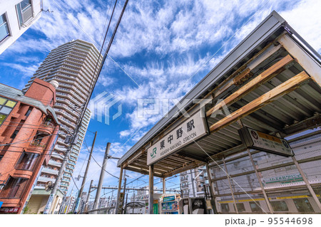 日本の東京都市景観 東中野駅やタワーマンションなどを望む 日本の東京都市景観 東中野駅やタワーマンションなどを望む 95544698