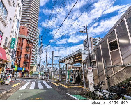 日本の東京都市景観　東中野駅やタワーマンションなどを望む 95544699