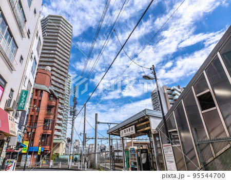日本の東京都市景観　東中野駅やタワーマンションなどを望む 95544700