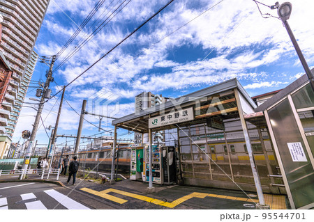 日本の東京都市景観 東中野駅やタワーマンションなどを望む 日本の東京都市景観 東中野駅やタワーマンションなどを望む 95544701
