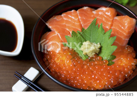 サーモンとイクラの丼ぶり 95544885